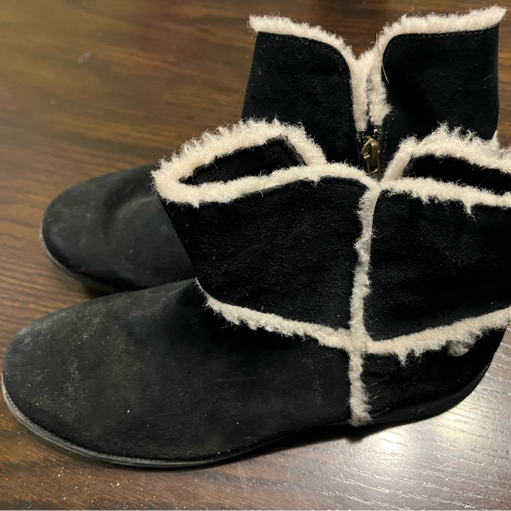 NWOT-Uggs Women’s Size 6-Black & White